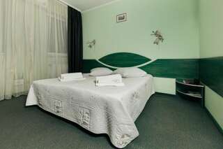 Отель Stanislavskiy Dvir Ивано-Франковск Стандартный двухместный номер с 1 кроватью или 2 отдельными кроватями-1