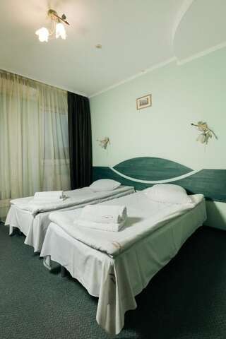Отель Stanislavskiy Dvir Ивано-Франковск Стандартный двухместный номер с 1 кроватью или 2 отдельными кроватями-8